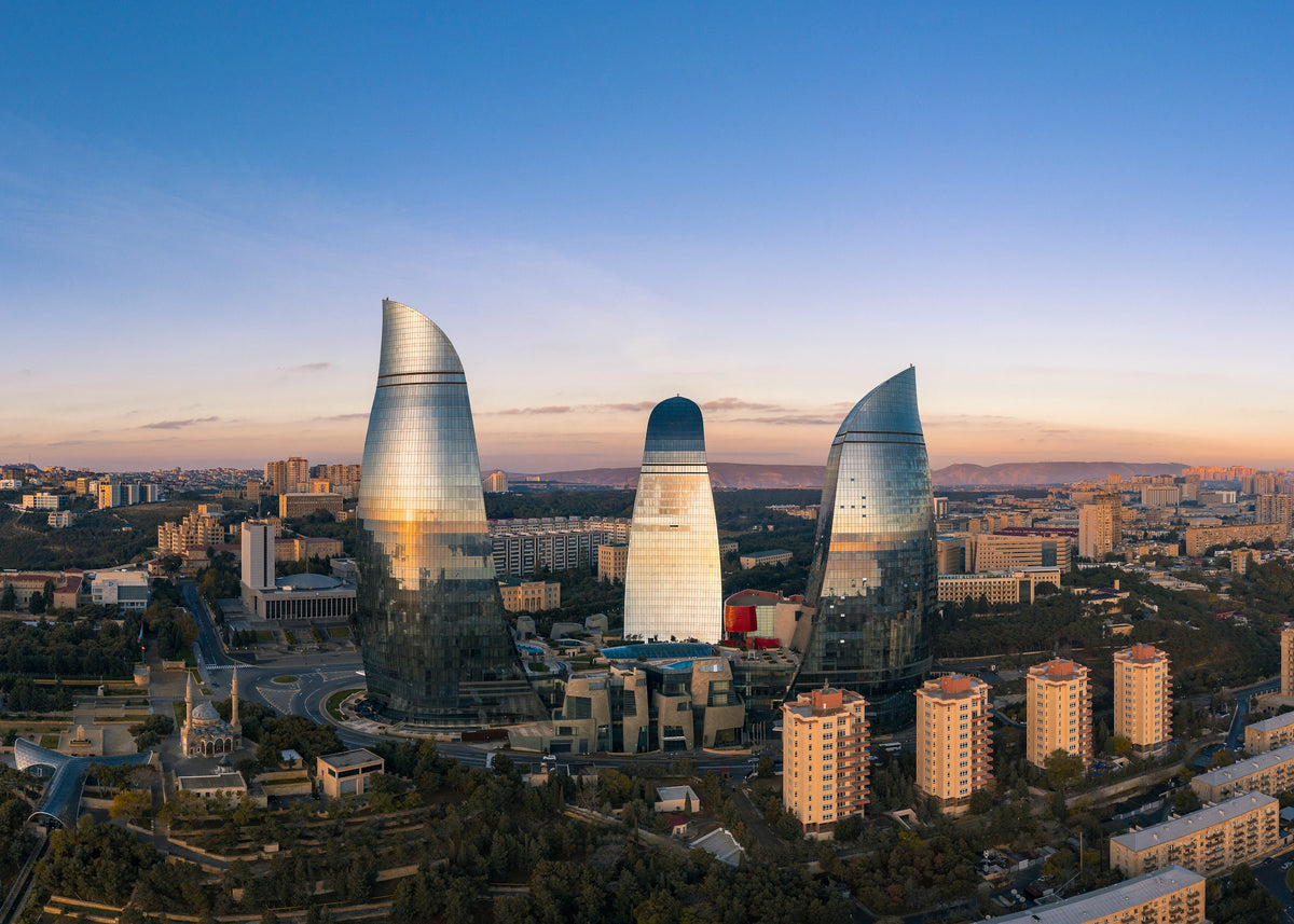 De Flame Towers boven Bakoe, Azerbeidzjan