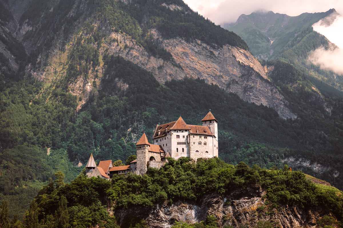 Kasteel op een groene berghelling, Liechtenstein