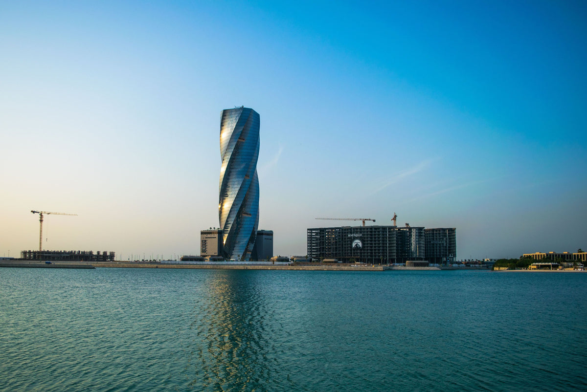 De United Tower aan het water in Manama, Bahrein