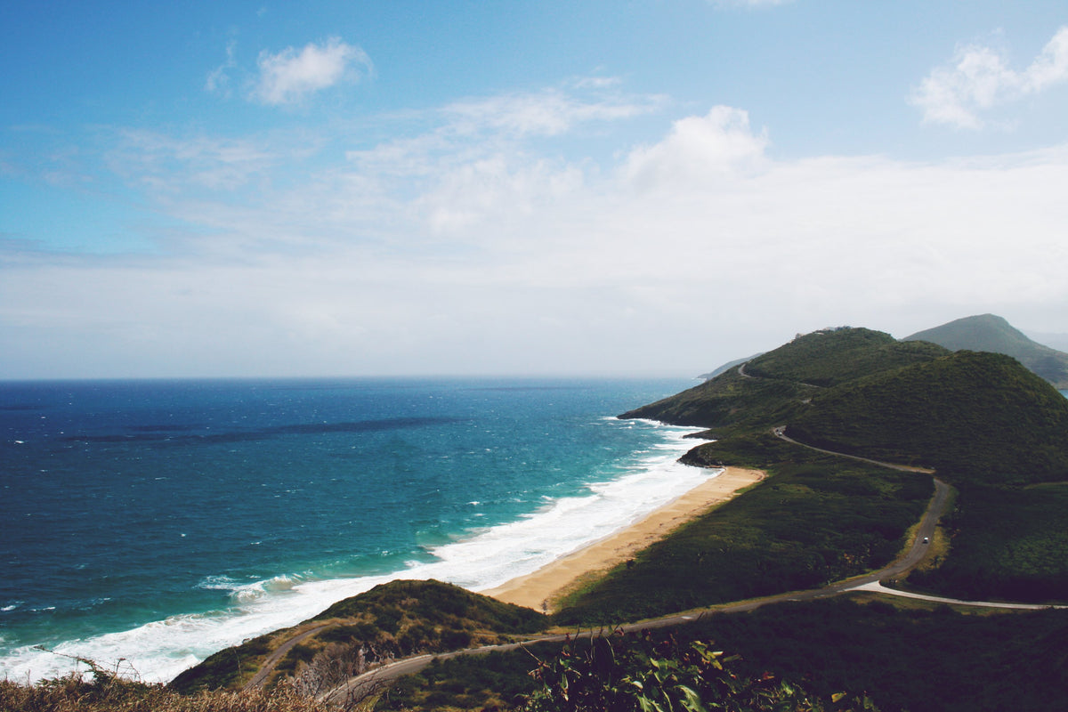 Kustweg langs een turquoise baai, Saint Kitts en Nevis