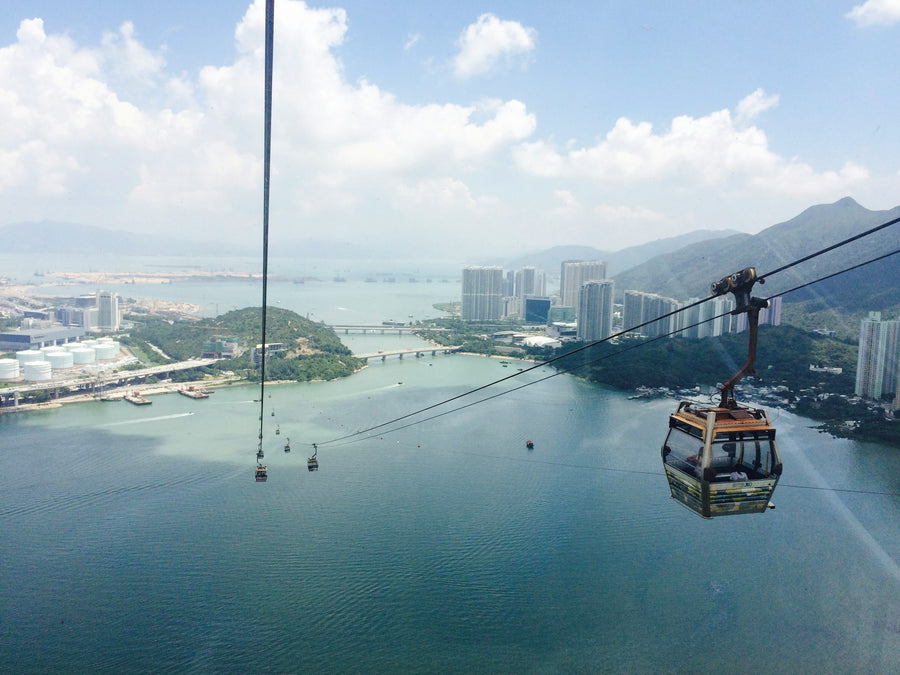Een kabelbaangondel van Ngong Ping boven het water bij Lantau