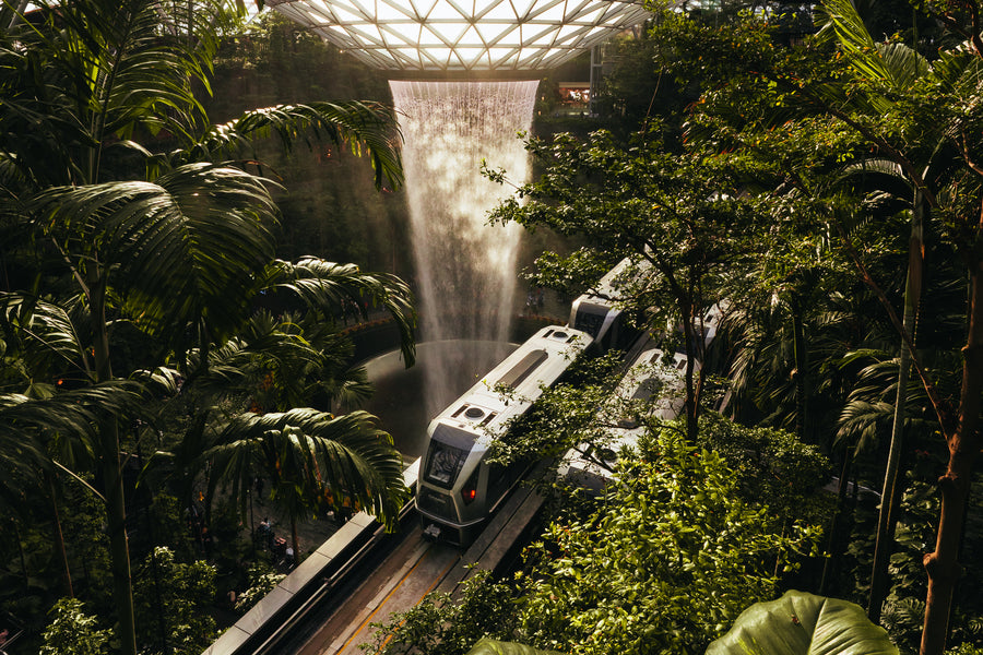 De Rain Vortex-waterval en de Skytrain in Jewel Changi Airport
