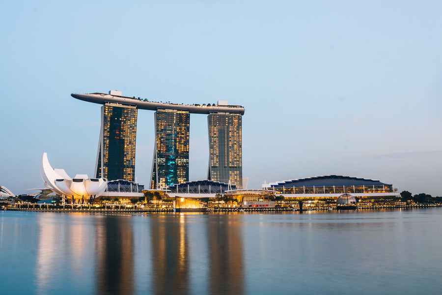 Marina Bay Sands en het ArtScience Museum weerspiegeld in de baai in de avondschemering, Singapore